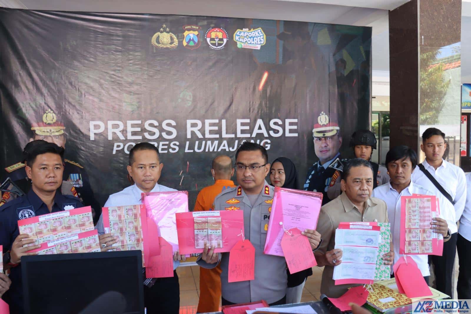 IMG 20230530 WA0008 lagi-lagi (PTSL)Kades dan Kasi Pemerintahan Desa Mojosari diamankan Polisi setelah warga melakukan aksi demo di Kantor Balai Desa Mojosari.