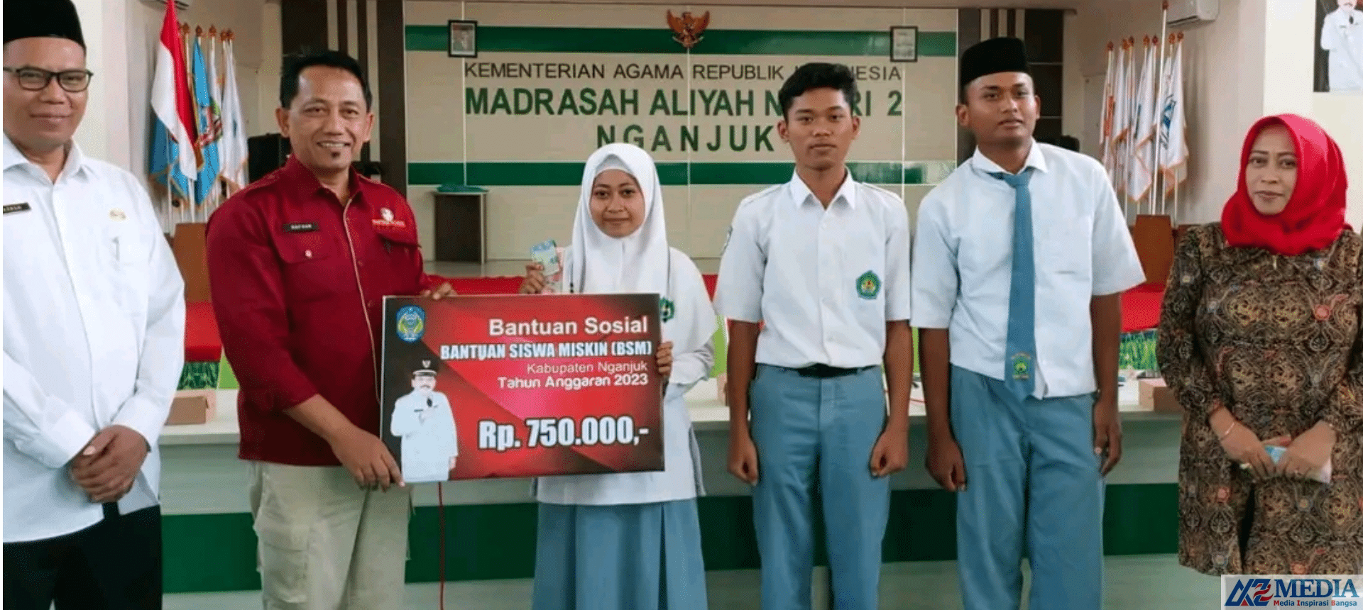 sketch 1685451508992 Pemerintah kabupaten nganjuk memberikan bansos BSM kepada 140 siswa dari siswa-siswi Madrasah Aliyah (MA) se Kabupaten Nganjuk yang dipusatkan di Aula MAN 2 Nganjuk