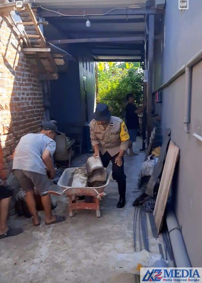 WhatsApp Image 2023 06 15 at 12.01.59 Bhabinkamtibmas Polsek Nganjuk Kota Kerja Bakti Bedah Rumah Bersama Warga