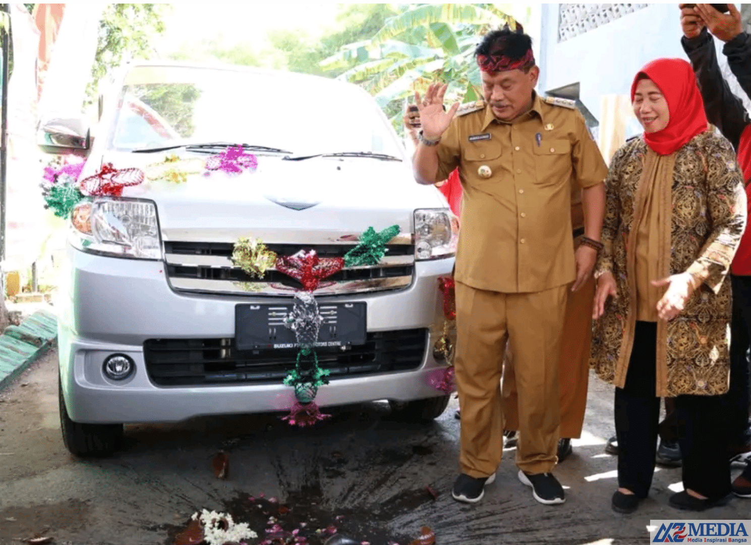 sketch 1685522933855 Siram bunga dan serahkan Mobil Siaga Desa di Desa se Kecamatan Rejoso