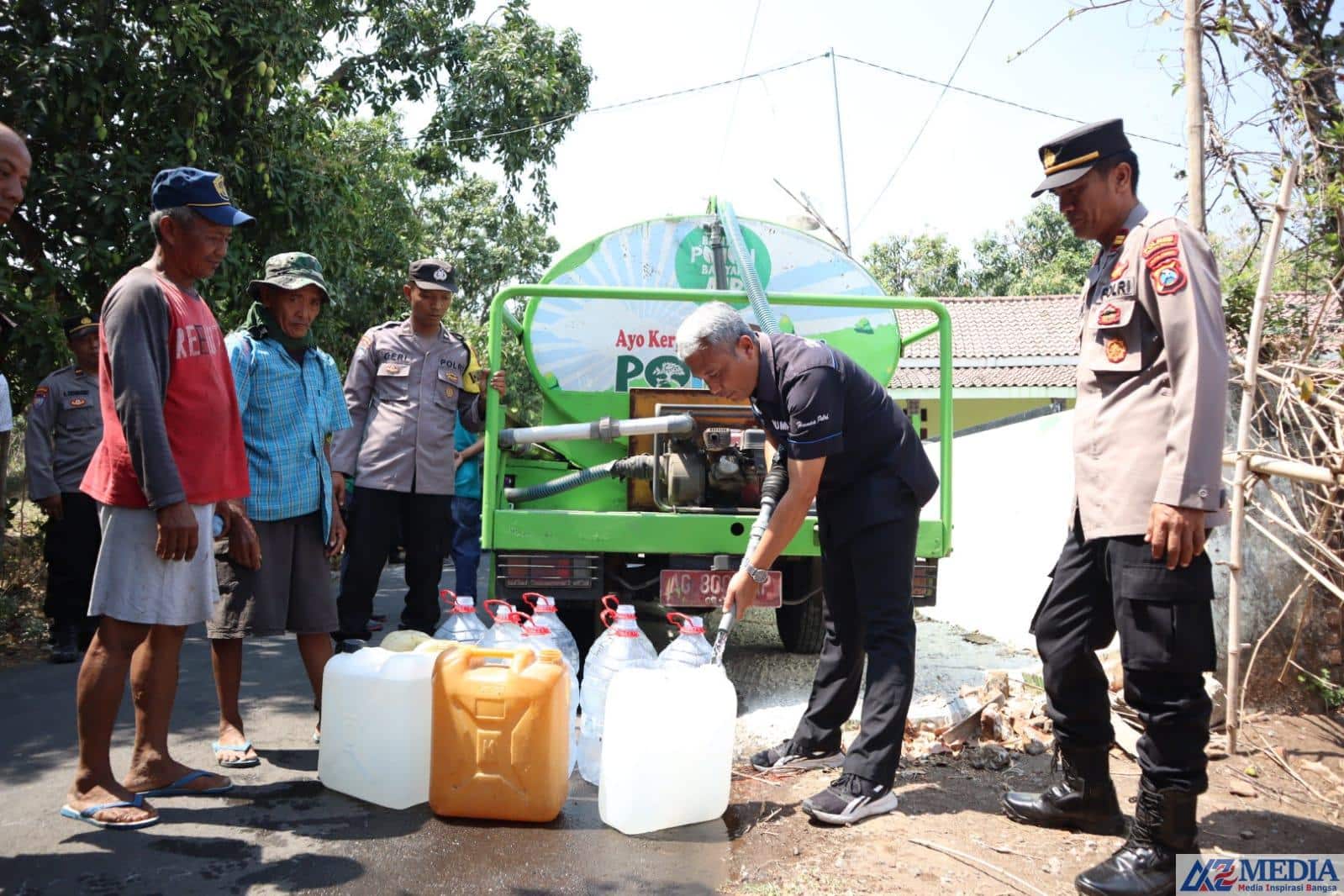 IMG 20231004 WA0033 Sambut HUT Humas Polri Ke 72, Polres Kediri Kota Droping Air Bersih Pada Warga