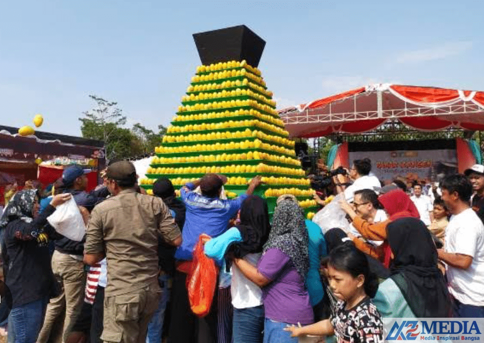 Screenshot 20231123 081652 Grebeg Gunungan Mangga Podang dipersembahkan untuk warga di kabupaten kediri