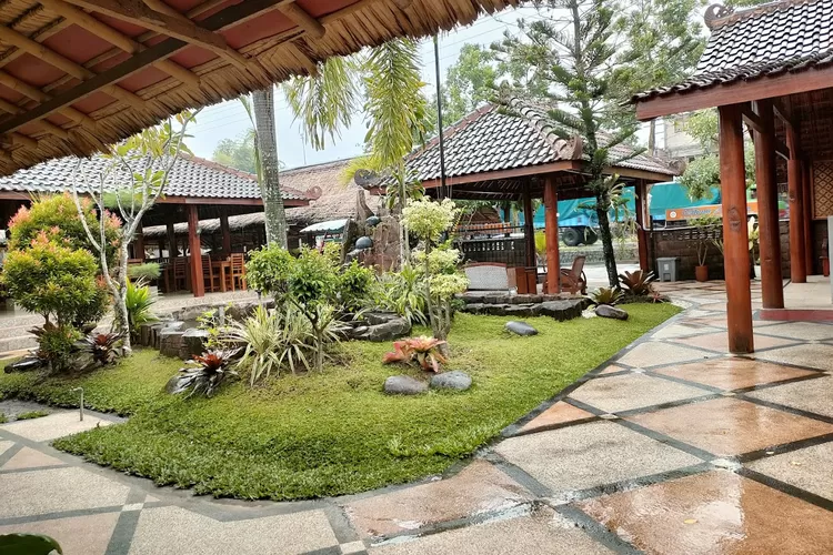 istana lesehan 3977235329 5 Rekomendasi Warung Nuansa Alam di Tulungagung