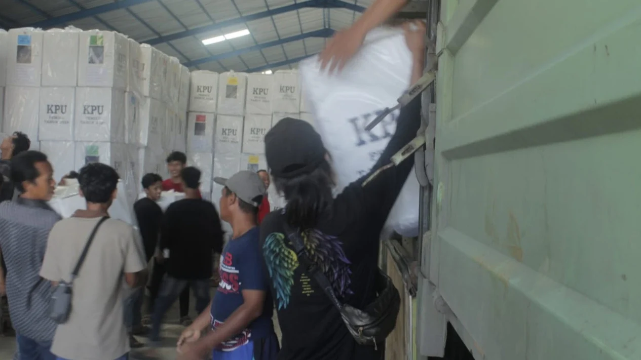 65c8d6245bcf8 proses distribusi logistik pemilu 2024 di tulungagung jatim Libatkan 28 Truk Besar, Logistik Pemilu 2024 Didistribusikan ke Kecamatan di Tulungagung