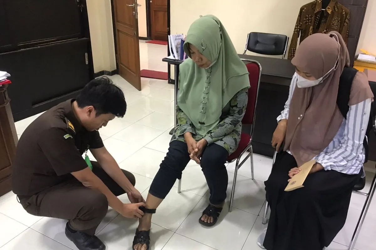 IMG 20240220 WA0010 4.jpg Kaki Wanita Tulungagung Dipasangi Alat Pelacak oleh Jaksa Akibat Beri Kesaksian Palsu Dalam Sidang