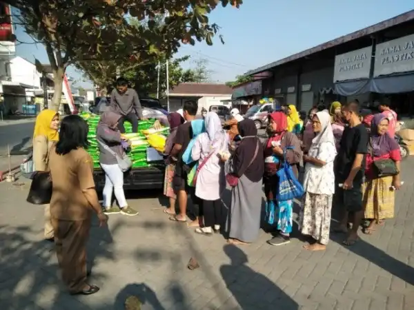 Operasi Pasar yang dialkukan Disperindag dan Bulog Foto Istimewa for Tujatimtimes P803ef7dae689f182.md Stabilkan Harga Beras, Pemkab Tulungagung Inisiasi Operasi Pasar