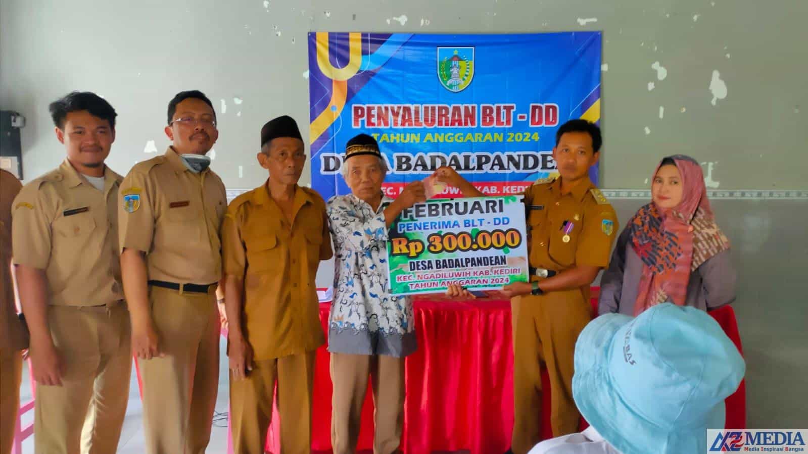 WhatsApp Image 2024 02 12 at 14.38.50 PENYALURAN BLT DD DESA BADAL PANDEAN TAHUN 2024 BERJALAN LANCAR