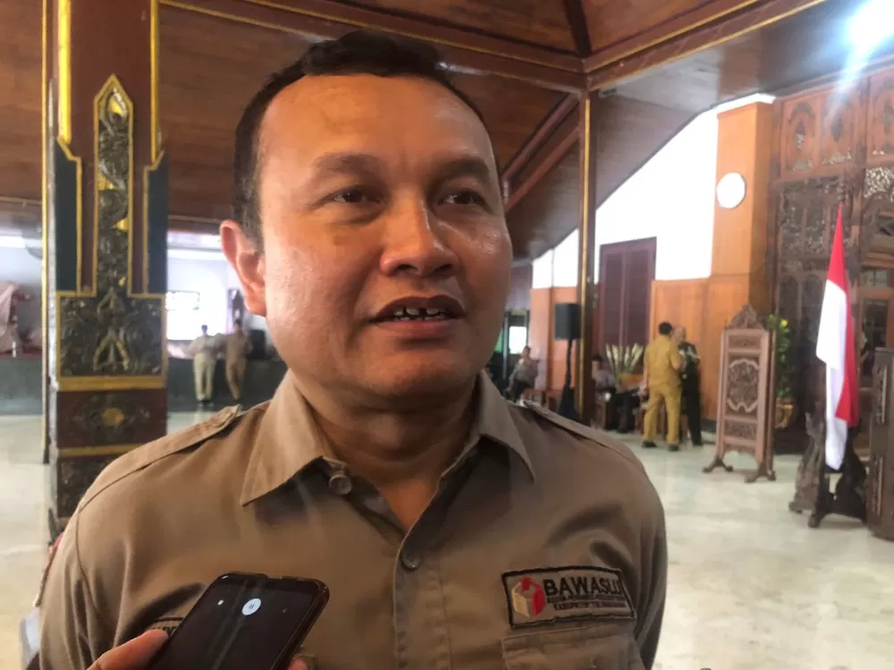 bawaslu tulungagung 3232560697 Menjelang Hari Tenang, Bawaslu Kelimpungan Turunkan Semua APK di Tulungagung