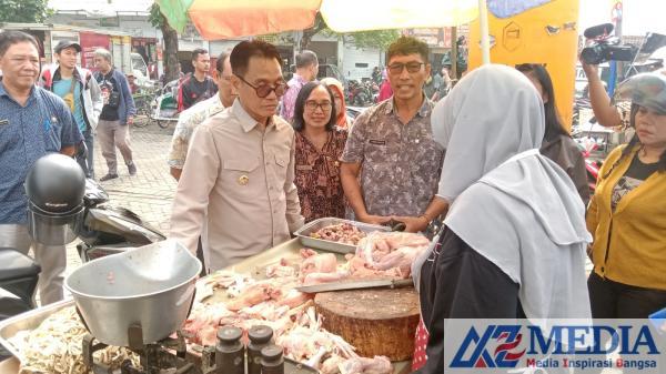 30e7f pj bupati tulungagung heru suseno melakukan sidak harga kebutuhan pokok di pasar ngemplak tulungagung jumat 08032024 Kelangkaan jagung mempengaruhi inflasi di Tulungagung, Pj Bupati: Beras Relatif Terkendali