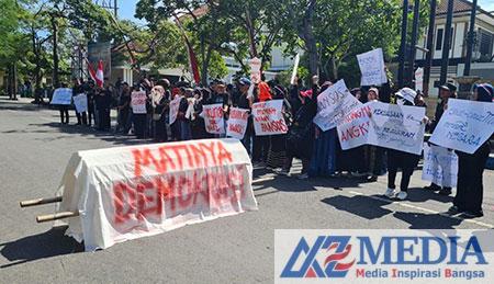 6 1 Formas PeDe Demo Tuntut Ketua DPRD Tulungagung Teken Dukungan Hak Angket Formas Pede Melakukan Aksi Demonstrasi di DPRD Tulungagung