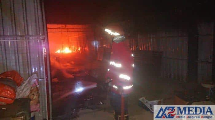 Gudang Petshop di Ngantru Tulungagung terbakar Baru 2 Bulan di Bangun Gudang Petshop di Tulungagung Ludes Terbakar