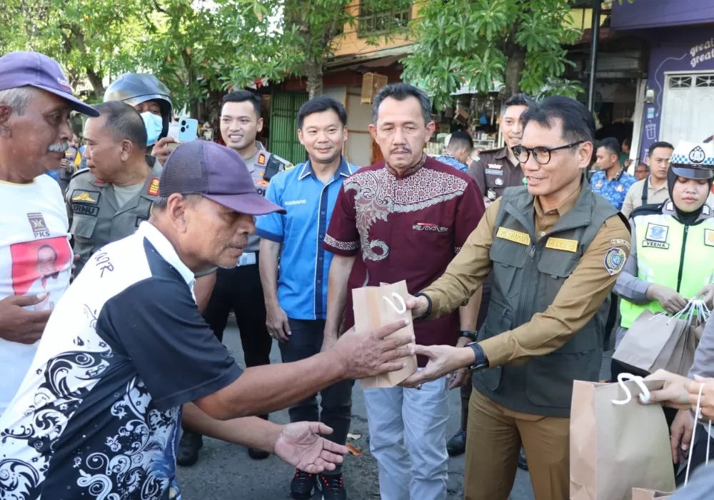 bagi takjil 148266915 Pemkab Tulungagung Bagi-bagi Takjil di Bulan Ramadhan