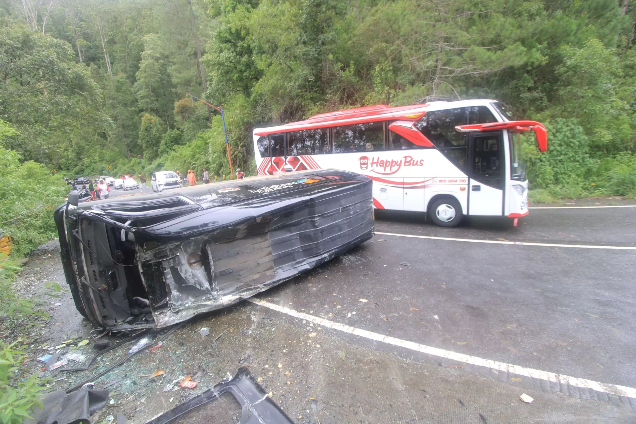bus terguling tikungan lgf 3040381377 2 1 2635594816 1 scaled Elf Berisi Mahasiswa Terguling di Jalur Cemorosewu-Sarangan
