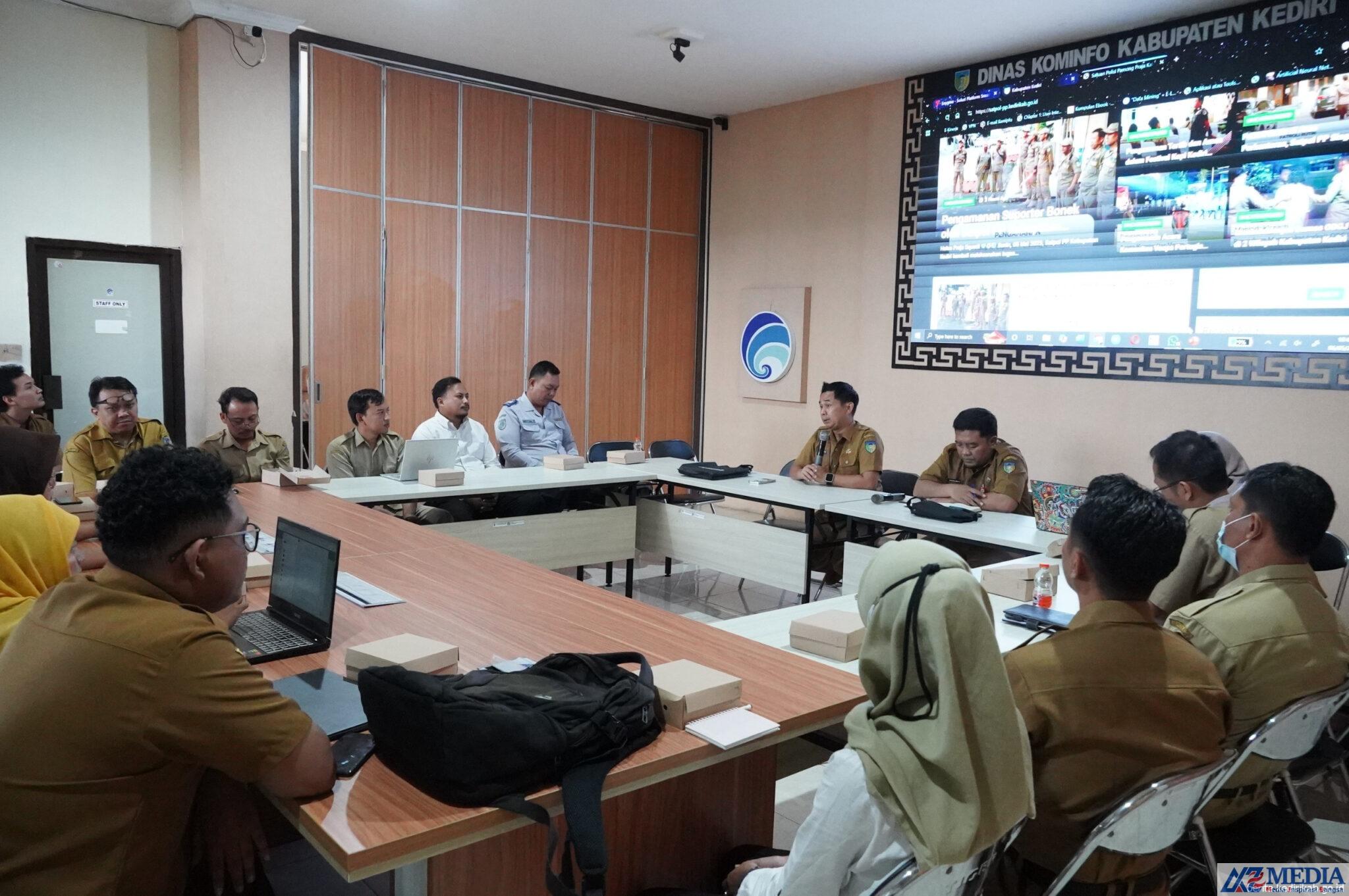 Diskominfo Kabupaten Kediri gelar rapat koordinasi untuk evaluasi, integrasi, dan pemutakhiran data dalam mendukung program Satu Data Kabupaten Kediri. 5 WhatsApp Image 2025 05 06 at 12 15 16 scaled Diskominfo Kabupaten Kediri gelar rapat koordinasi untuk evaluasi, integrasi, dan pemutakhiran data dalam mendukung program Satu Data Kabupaten Kediri.