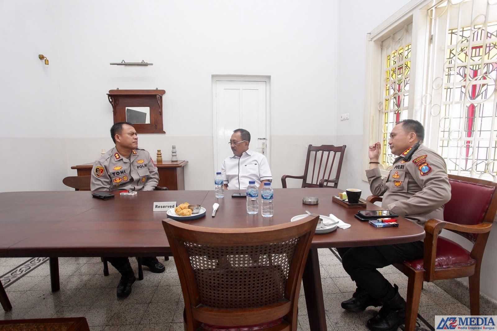 IMG 20230811 WA0010 Akhiri Kesalahpahaman Kabag Ops Polrestabes Surabaya dan Wawali Armudji Saling Berjabat Tangan