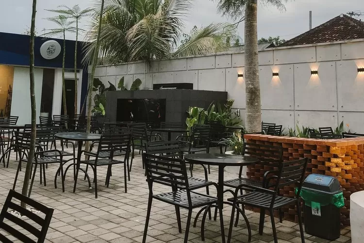 Tempat Berbuka Puasa yang Hits dan Viral di Tulungagung, Serasa berada di Luar Negeri 3 Cafe hits Tulungagung 1403034815 2 Tempat Berbuka Puasa yang Hits dan Viral di Tulungagung, Serasa berada di Luar Negeri