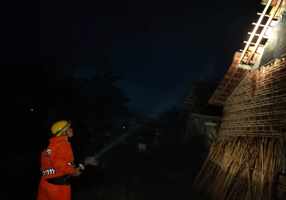 Diterjang Angin Puting Beliung, 13 Rumah di Boyolangu Tulungagung Rusak 3 asbes rusak 2832145874 Diterjang Angin Puting Beliung, 13 Rumah di Boyolangu Tulungagung Rusak