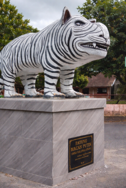 Kreatif dan Menguntungkan, Suvenir Macan Putih Khas Kediri Raup Cuan